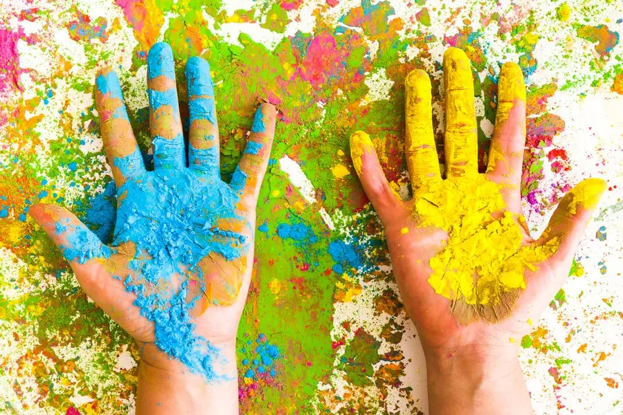 manos pintura amarilla azul