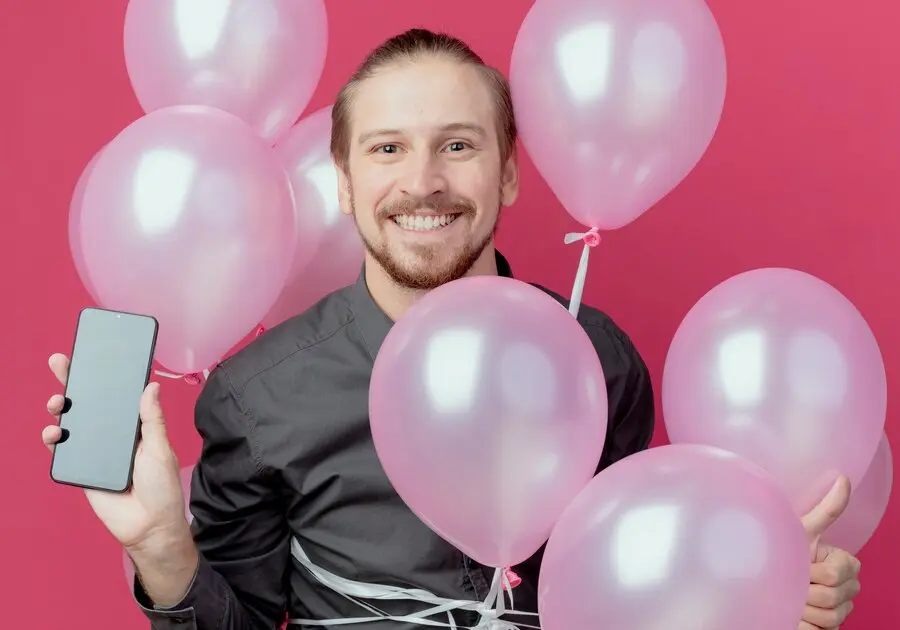 globos rosa hombre feliz telefono