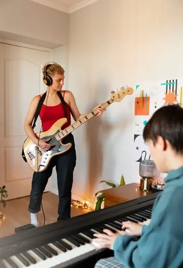 mujer guitarra eléctrica hombre piano