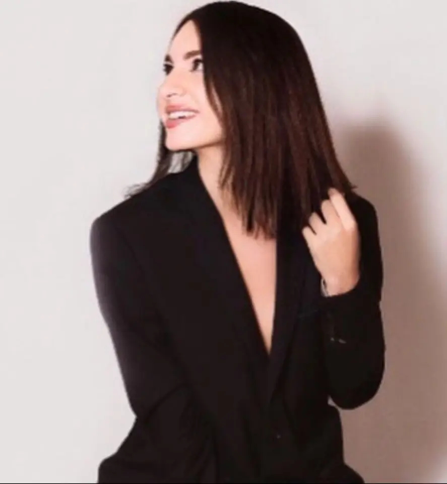chica blazer negro sonriendo profesional