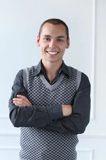 joven polo sonriendo profesional