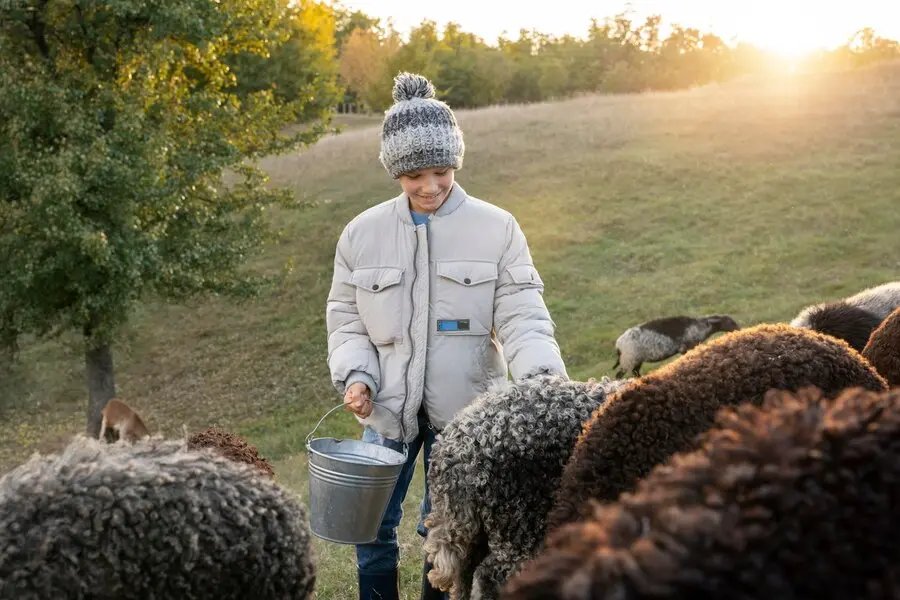 mujer gorro naturaleza ovejas