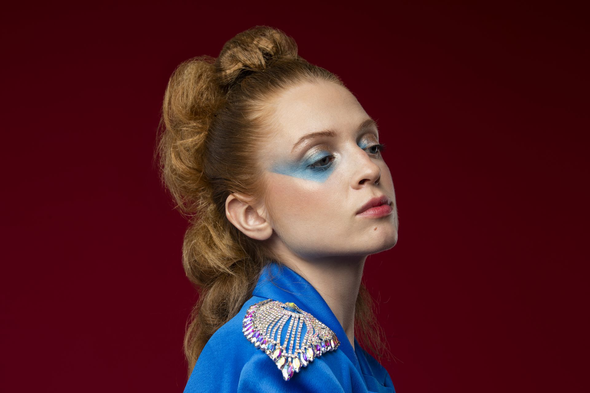 mujer joven maquillaje peinado azul